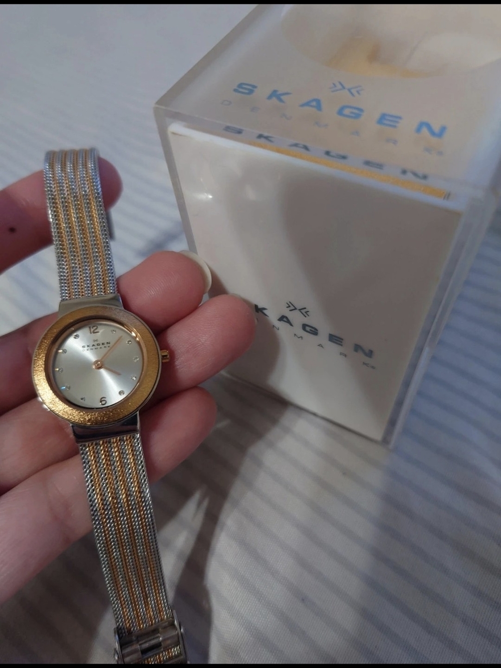 Skagen Women Two-Tone Water Resistant,Mineral Crystal,Stainless Steel,Mesh Watch - Picture 6 of 7
